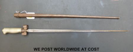 A French 1886/15 pattern bayonet with cruciform blade, length approximately 52.