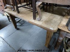 An Art Nouveau oak extending dining table (H72 x L142 x W104cm)