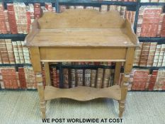 A pine wash stand (W84 x H72 x D40cm)