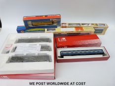 Six Rivarossi coaches comprising a 3-coach set HR4036, CNW coach HR4037,