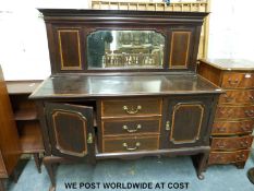 A mahogany mirror backed inlaid sideboard on cabriolet legs (h58 x l152 x d50cm)
