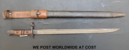 WWI Remington bayonet stamped 1913 in scabbard with leather frog (overall length 58cm)