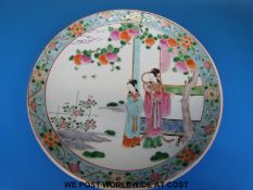 A Chinese enamelled charger decorated with a court scene (31cm diameter)