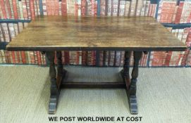 An oak refectory table with turned legs (L137 x D89 x H74cm)