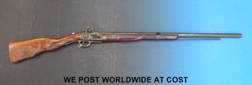 Replica flint lock hammer action gun (overall length 114cm)