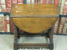 A small oak drop leaf table (W70 x H47cm)