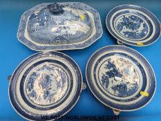 A Chinese export ware tureen and three food warming plates