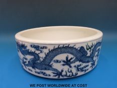 A Chinese blue and white shallow bowl with dragon decoration (25cm diameter)
