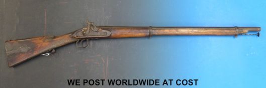 Enfield style percussion hammer action gun, stamped indistinctly to the lock and marked R.