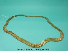 A 9ct gold ribbon style necklace (15.