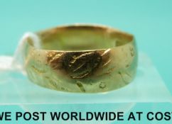 A 15ct gold wedding band (Size K, 3.
