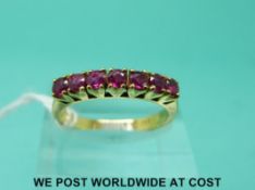 An 18ct gold ring set with rubies (size P)
