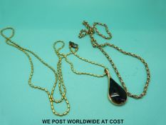 A 9ct gold pendant set with blue john and a 9ct gold necklace (7.