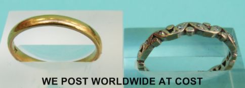 A 22ct gold wedding band (3.