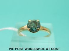 An 18ct gold ring set with a zircon (size P)