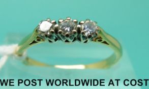 An 18ct gold ring set with three diamonds (size N)