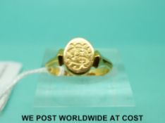 A 22ct gold signet ring (Size K, 3.
