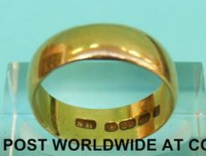 A 22ct gold wedding band (Size I, 4.