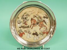 A hallmarked silver circular photograph frame, B'ham 1900,