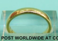 An 18ct gold wedding band (Size M, 4.