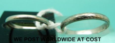 Two white metal wedding bands marked platinum (5.