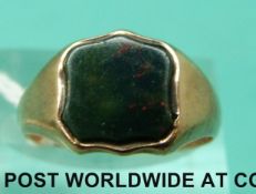 A 9ct gold ring set with a bloodstone shield (size P)