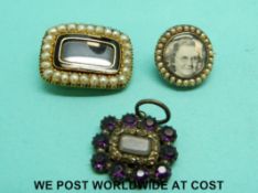 A George IV yellow metal mourning brooch set with a glass compartment to the centre surrounded by