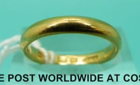 A 22ct gold wedding band (Size K, 4.