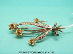 A 9ct gold brooch modelled as daffodils,