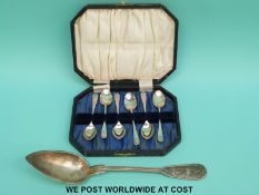 A cased set of hallmarked silver teaspoons (71g) and a further plated spoon