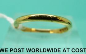 A 22ct gold wedding band (Size L, 2.
