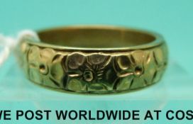 A 9ct gold ring with textured finish (Size M,