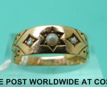 A Victorian hallmarked 15ct gold ring set with a seed pearl and two diamonds (size M/N)