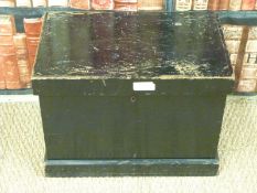 A small stained pine box (H36xL51xD32cm)