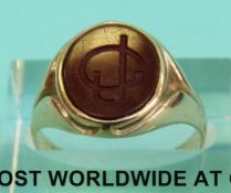A yellow metal (hallmarks indistinct) signet ring set with an agate intaglio (Size P, 4.