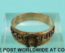 A 9ct gold ring with a horseshoe to the centre and the script 'good luck' (Size M, 2.