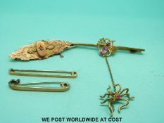 A 9ct gold brooch set with a diamond,
