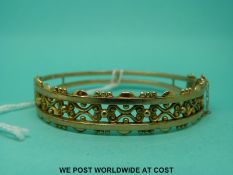 A late Victorian 9ct gold bangle with lattice decoration (11.