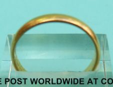 A 22ct gold wedding band (Size R, 3.