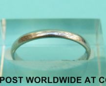 A white metal wedding band marked plat (Size M, 2.
