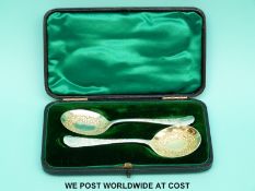 A pair of Victorian hallmarked silver spoons in box, Sheffield 1898, length 1.