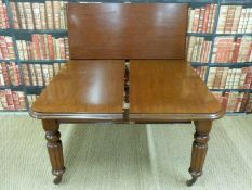 A Victorian wind out dining table with reeded legs raised on ceramic castors with extra leaf (H73,