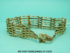 A 9ct gold gate link bracelet with a 9ct gold heart padlock (10.