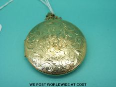 A large 9ct gold locket with chased floral decoration (26.