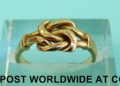 An 18ct gold ring in the form of a knot (Size K, 3.
