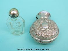 A Victorian hallmarked silver scent bottle case with embossed decoration, Birmingham 1900, height 7.