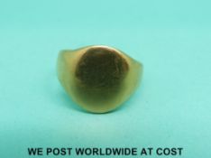 A yellow metal signet ring marked 14ct (6.
