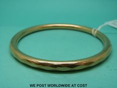 A 9ct gold flapper bangle with faceted decoration (15.