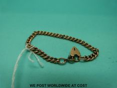 A 9ct gold bracelet with 9ct gold heart padlock clasp (3.