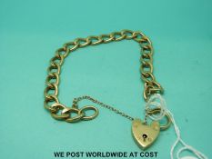 A 9ct gold curb link bracelet with a 9ct gold heart padlock clasp (21.
